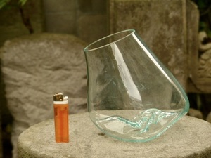固まる直前の吹きガラスを流木の台座の上にのせ成型させたユニークな花瓶のみh16cm　金魚鉢、アクアリウム、テラリウム 0512