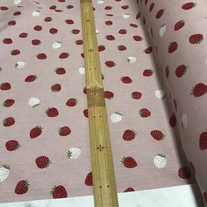 日本製 3m イチゴ柄 ① くすみピンク シーチング 生地 ハギレの画像2