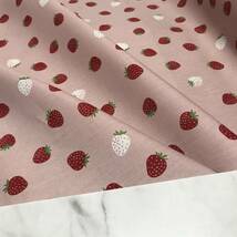 日本製　3m　イチゴ柄　①　くすみピンク　シーチング　生地　ハギレ_画像5