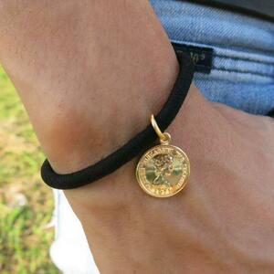 Также есть монетный браслет золотой мужской аксессуары, тот же дизайн ожерелье