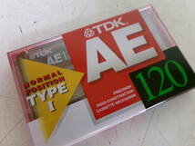 N-742【5-20】◎2 電気店在庫品 カセットテープ29点まとめて TDK・AE120分×21点 AXIA・A120分×8点 什器 ラック 2点付き 未使用長期保管品_画像6