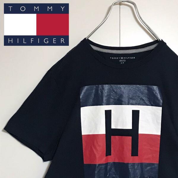 【美品】トミーヒルフィガー ビッグプリントロゴ入りTシャツ　ネイビー　H799