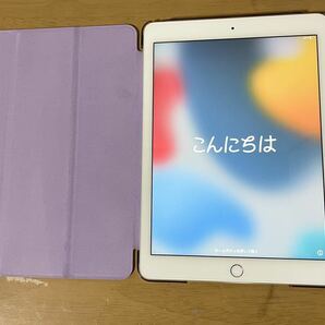 シルバー iPad 本体 第2世代 iPad Air2 32GB タブレット カバー Apple アイパッド au 三つ折スタンド