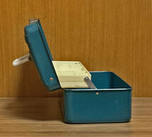 【希少】　ビンテージ品　タックルボックス（釣り道具入れ）　工具箱・ランチボックスにも使用可能　スチール製　1960年代　カナダ_画像8