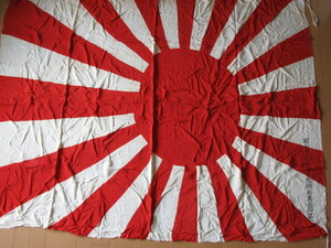 カッパヤ　旭日旗「昭和十八年海軍志願兵表彰記念」絹・シルク。175ｃｍＸ140ｃｍ。328ｇ。上下を真ん中で継いでいます。