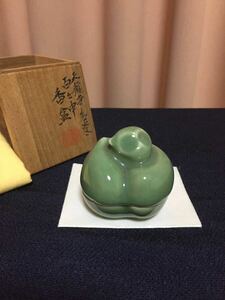 加藤渓山 天龍寺 青磁 百々申 香合 京焼 平安 二代目 桃 猿 美品 共箱 黄布 渓山 干支 申 縁起物 干支物 茶道具 小物入 置物 合子 蓋物