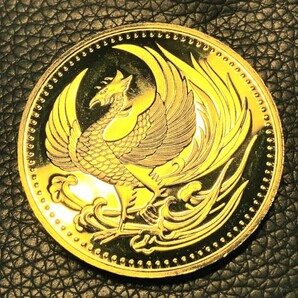 日本古銭 鳳凰 菊の御紋 天皇陛下御即位記念 記念メダル 大型金貨 カプセル付き 7の画像1