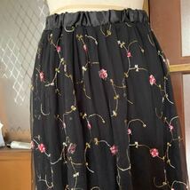 RADARISTA ブラック薔薇刺繍チュールロングスカート Lサイズ_画像2