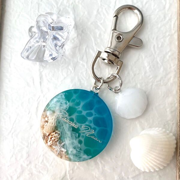 ハンドメイド★レジン チャーム キーホルダー海 水面模様 貝殻 ブルー