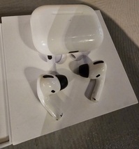 超美品 アップル純正 イヤホン3個 Apple AirPods Pro MWP22J/A イヤホン ホワイト イヤホン エアーポッズ プロ Qi充電対応 付属品新品_画像5