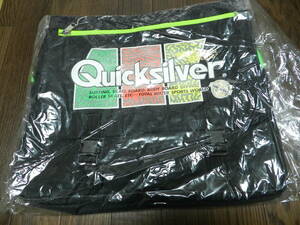 QUIKSILVER クイックシルバー　QS　バッグ　ショルダーバッグ　大き目　サイズ約34×39×12㎝　　サーフ 所々に白い汚れあり
