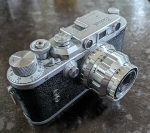 レオタックスカメラ＋トプコン50/3.5です。