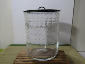 ガラス水指　大川薫さんの薫の銘が底にあります。箱無し 塗蓋付　霰のようなボツボツが側面にあります。