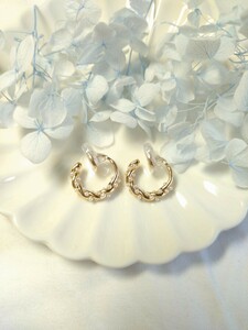 【新品】パールサークルイヤリング　イヤークリップ　イヤーカフ　ゴールドカラー　イヤリング　パール　ノンホール　結婚式　華やか　J7