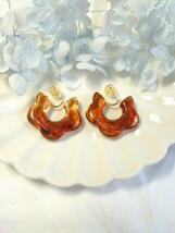 【新品】アンバーカラーイヤリング　琥珀色　amber　ノンホール　イヤリング　花　大人　結婚式　華やか　フラワー型　ブラウン　L1_画像1