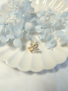 【新品】イヤークリップ　アクセサリー　両耳用　ゴールドカラー　イヤーカフ　イヤリング　金色　結婚式　大人　キラキラ　お得　D1/D2