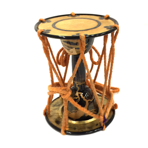 Маленький барабанный музыкальный инструмент высота инструмента прибора примерно 26 см в диаметре 20 см тока продуктов