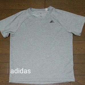 adidas　ワンポイントロゴ　スポーツTシャツ　グレー系　A-2440