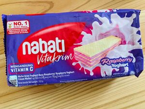 Richeese Nabati Raspberry yogurt flavor 海外　お菓子 ウェハース 122g halal