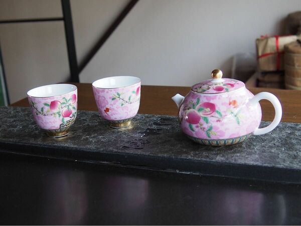 中国茶器　琺瑯彩　茶壺１点と茶杯２点セット（全３点）　福寿安康　ピンク色
