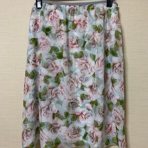 新品未使用 薔薇の柄 ひざ上 スカート 短め ウエスト70