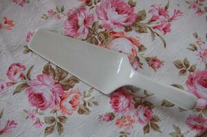  stylish cake server / porcelain made / eggshell white / cat pohs possible kkr006