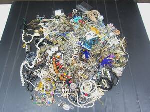 5E137* large amount set sale accessory iya ring earrings necklace ring bracele tiepin etc. . contains approximately 7.5kg* used Junk 