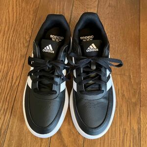 adidas スニーカー