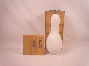  Inoue . two white porcelain . vase Inoue . two human national treasure white porcelain vase 