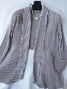 美品 T-PLEATS【冷房対策・羽織りにも 大人の女性におすすめ 品よく素敵なアウターとトップスセットアップ 】