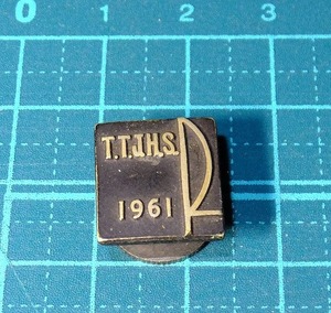 昭和レトロ 1961年 TTJHS 中学校 在校生一同 記念品 記念章 校章 記章 バッジ メダル