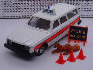 VOLVO 265 DL ESTATE CAR POLICE England made Volvo 265DL Dinky TOYS
