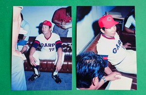 DNP加工のLサイズカラー生写真2枚セット/試合後の古葉監督　昭和50年9月13日広島VS巨人