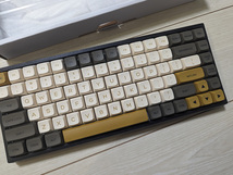 USED 中古 YUNZII KC84 84キー ホットスワップ メカニカルキーボード PBT 熱昇華 キーキャップ Type-C ケーブル Gateron PRO 黒軸_画像2