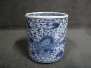 A6304 старый Imari белый фарфор с синим рисунком мельчайший мусор . цветы и птицы документ. .. чашка саке Edo поздняя версия 