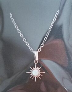 オパール　太陽　ペンダント　ネックレス
