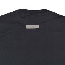 [並行輸入品] FEAR OF GOD FOG ESSETIALS エッセンシャルズ 1977ロゴ 半袖 Tシャツ (ブラック) (XL)_画像4