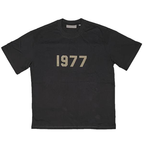 [並行輸入品] FEAR OF GOD FOG ESSETIALS エッセンシャルズ 1977ロゴ 半袖 Tシャツ (ブラック) (XL)