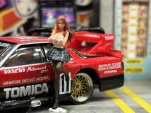 1/64　グラビア撮影　美脚　セクシー　フィギュア　ミニスカート　精密塗装　トミカサイズ　ジオラマ　MINI GT LBWK 日本未発売　ミニカー _画像2