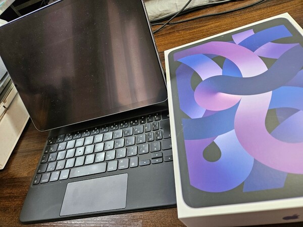 【中古美品】iPad Air 第５世代 Wi-Fiモデル 256GB パープル【マジックキーボード、アップルペンシル、その他おまけ付き】