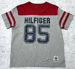 TOMMY HILFIGER フットボール Tシャツ ナンバリング 85 半袖　　トミーヒルフィガー 染み込みプリント 袖ライン 刺繍ワンポイント 柳9637