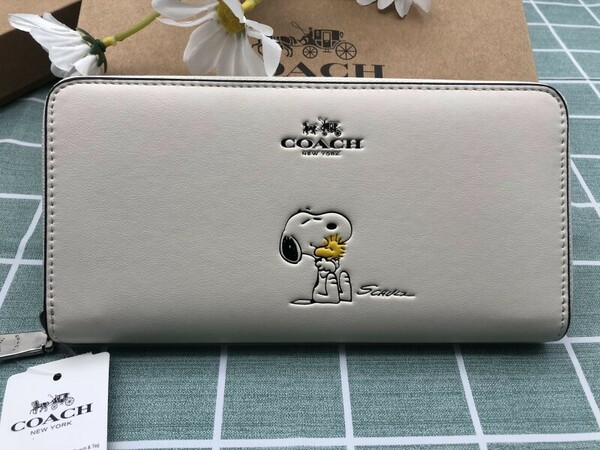 コーチ COACH 財布 長財布 SNOOPY ホワイト 新品 未使用 スヌーピー レザー ウォレット クリスマスプレゼント レディース ブランド C102