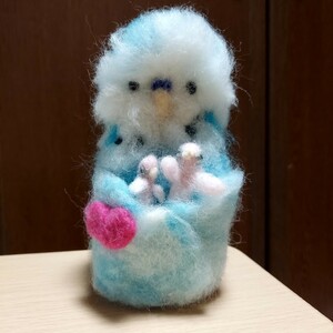 セキセイインコちゃんがベイビー抱っこしてます ハンドメイド ぬいぐるみ 羊毛フェルト 植毛 インコ 