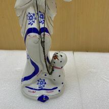 MK5995 【美術 人形】陶製置物 花摘みの貴婦人 西洋風陶器人形 高さ32cm 20240508_画像3