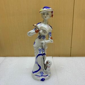 MK5995 【美術 人形】陶製置物 花摘みの貴婦人 西洋風陶器人形 高さ32cm 20240508