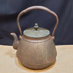 龍文堂造 鉄瓶 鉄器 茶道具 急須 重さ約1kg 水漏れありアンティーク レトロ 長期保管品【KT0031】