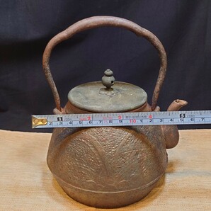 龍文堂造 鉄瓶 鉄器 茶道具 急須 重さ約1kg 水漏れありアンティーク レトロ 長期保管品【KT0031】の画像3