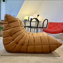 新品張り替え済み ligne roset TOGO ウルトラスエードnu ジンジャー 定28万 最新合皮スエード リーンロゼ トーゴ シングルソファ ベージュ _画像3