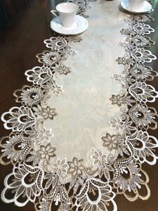 ジャガード織りの模様　テーブルセンター40X130ｃｍ　テーブルコーディネート　周りは総レース刺繍