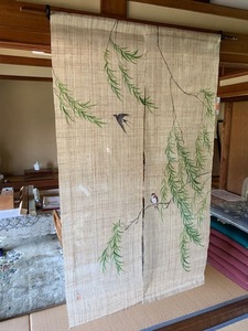 これからの季節に　新古典柄　京都万葉舎謹製　夏の本麻暖簾『柳・ツバメ』